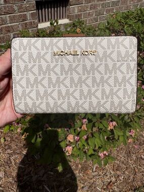 Michael Kors Jet Set Travel Signature Wallet NWOT
